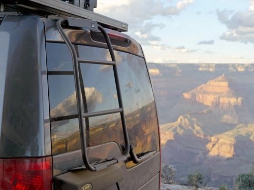 DISCOVERY3&4REARLADDER