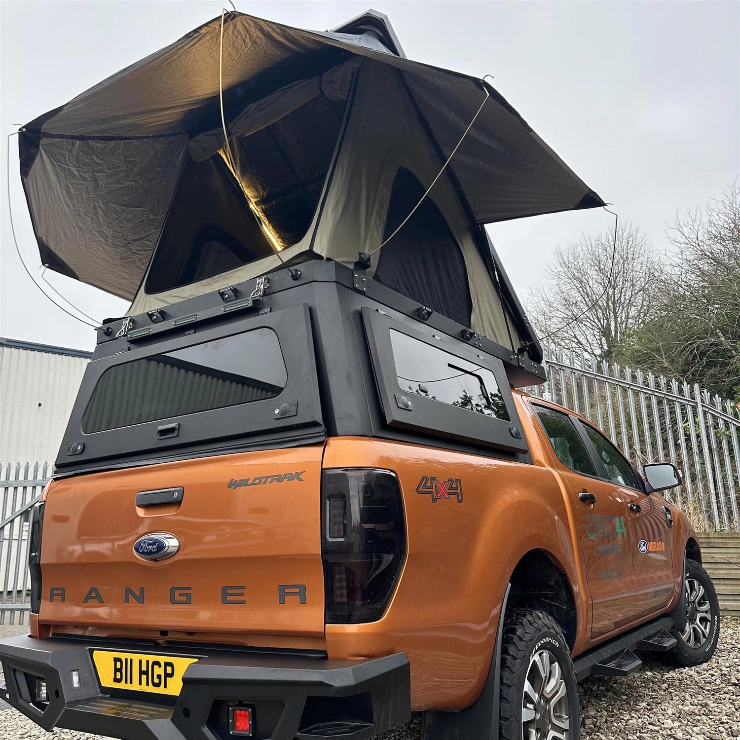 OverlandAluminiumCanopywithClamshellRoofTentfortheToyotaHilux2016+