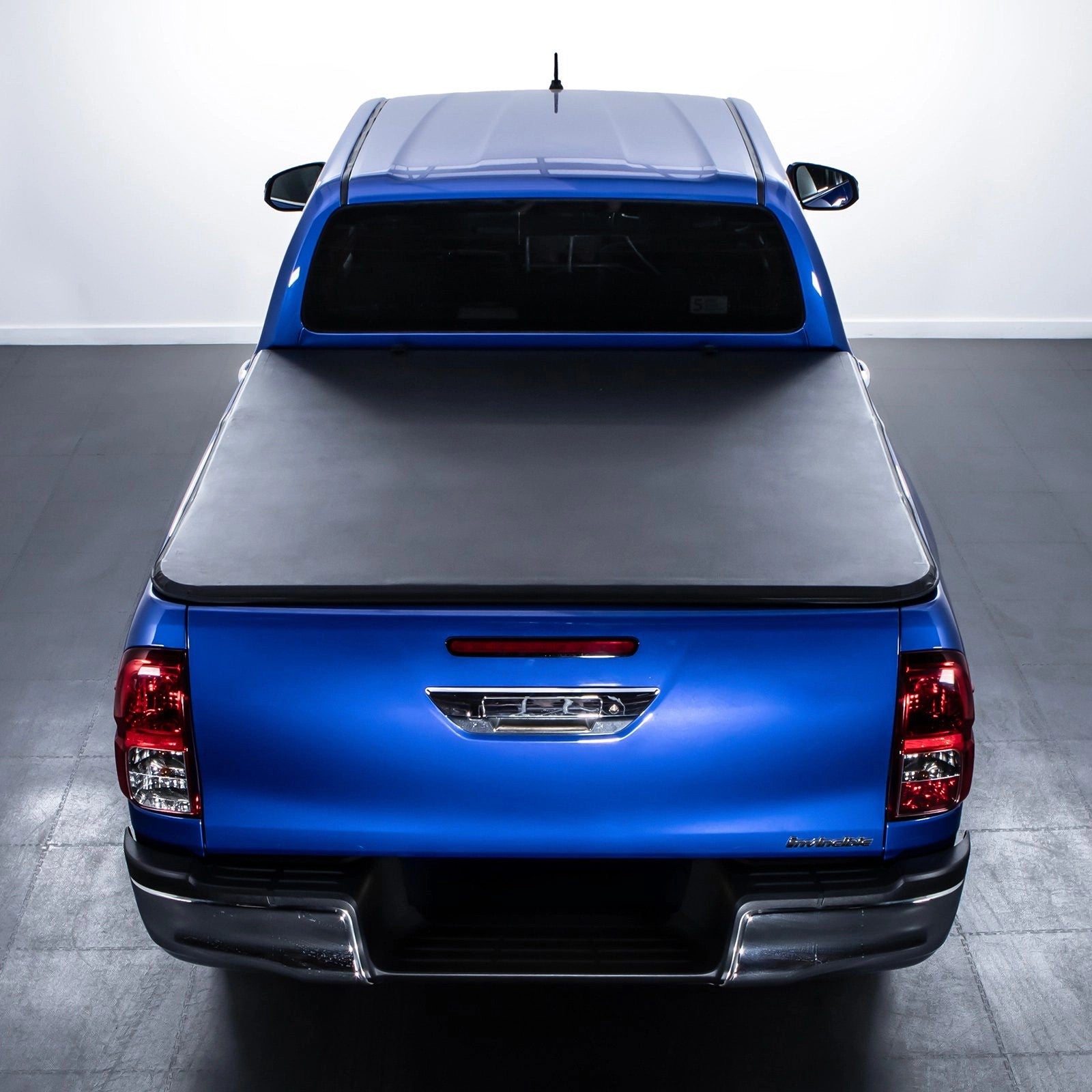 ToyotaHiluxMK8MK92015+BlackTri-FoldSoftTonneauCover