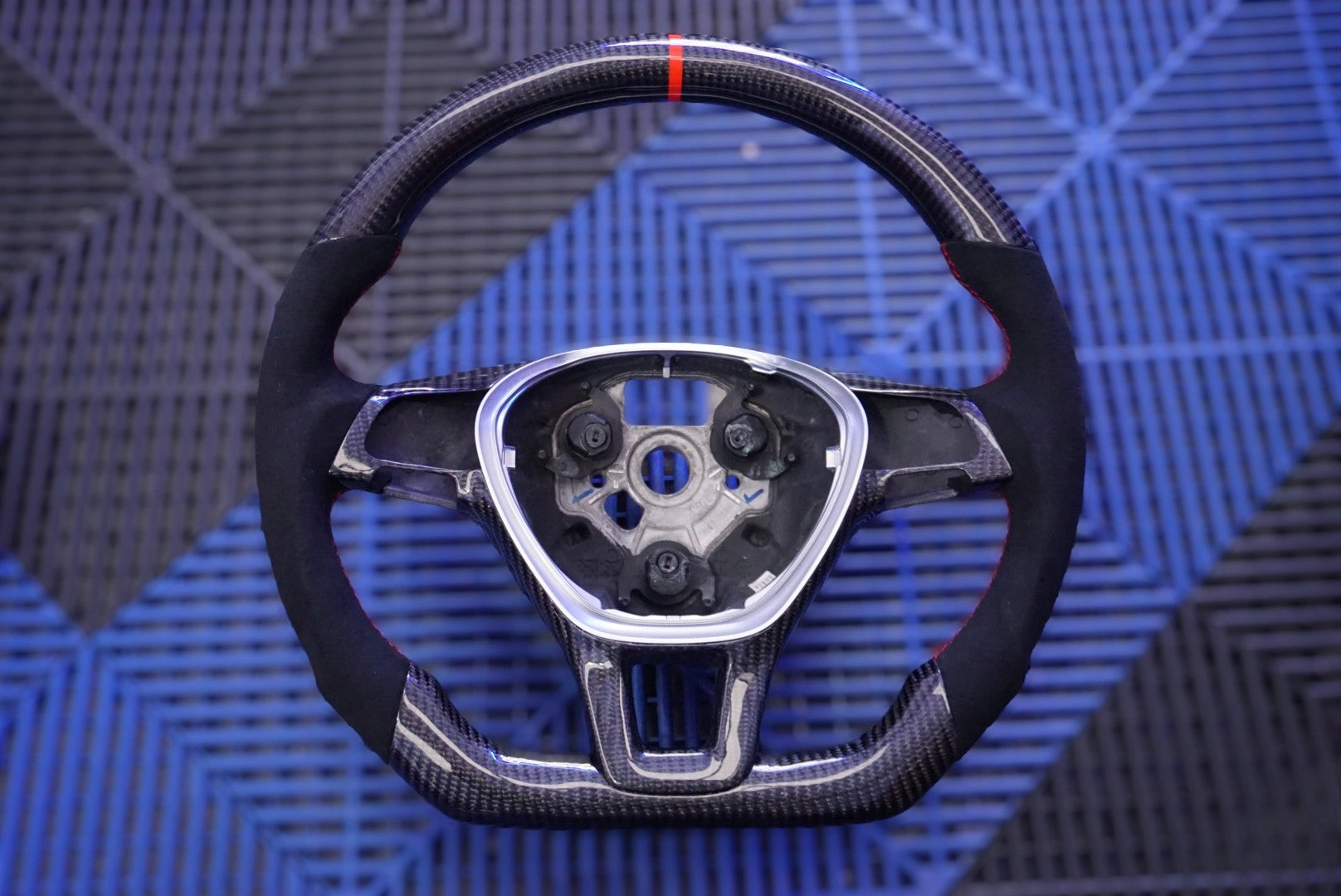 VolkswagenMultiModelCarbonFibreSteeringWheel(Custom)