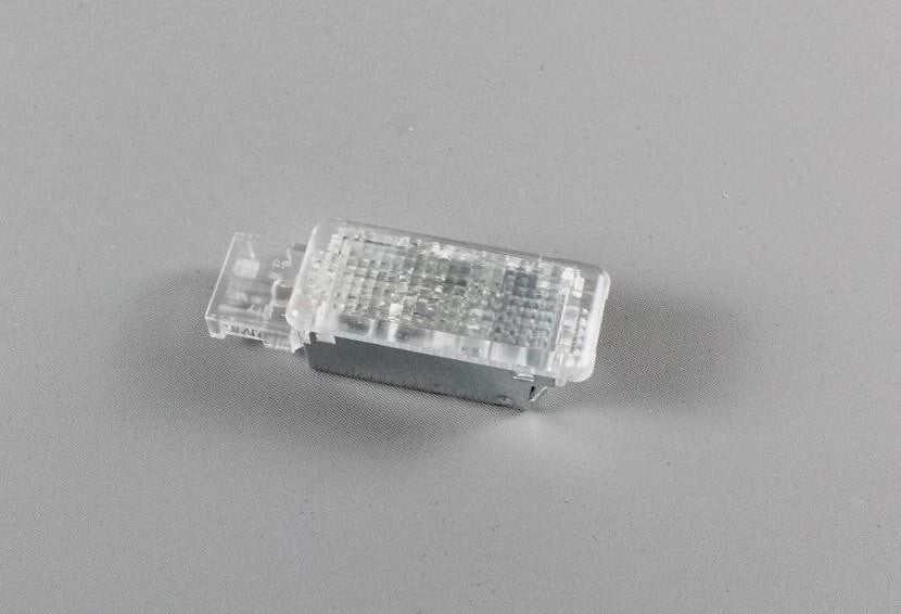 VWPoloT-Roc2018-onbootcompartmentlight2GA947415